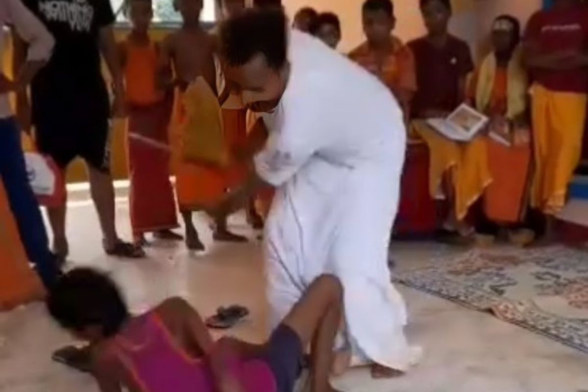 VIDEO: गुरुकुल में छात्र की बेरहमी से पिटाई…थप्पड़ मारे फिर जमीन पर पटका
