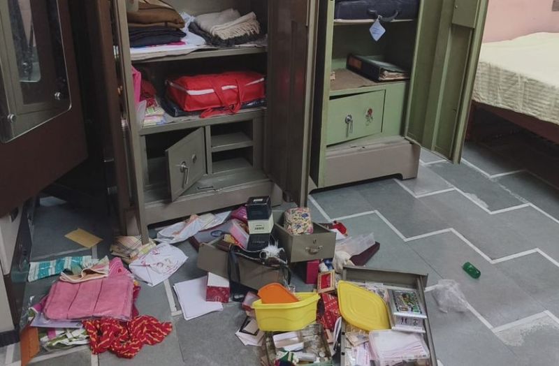 ज्वैलर्स की दुकान में घुसे हथियारों से लैस 6 चोर, दो जवानों ने दिखाई हिम्मत, पढिए पूरी खबर आगे क्या हुआ...