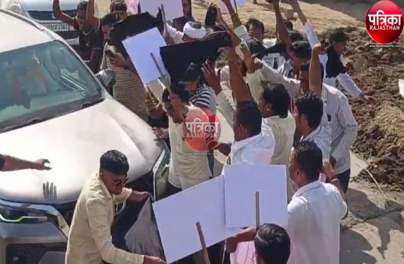 भाजपा प्रत्याशी सांसद देवजी पटेल पर हमला : काले झंडे दिखाकर किया विरोध