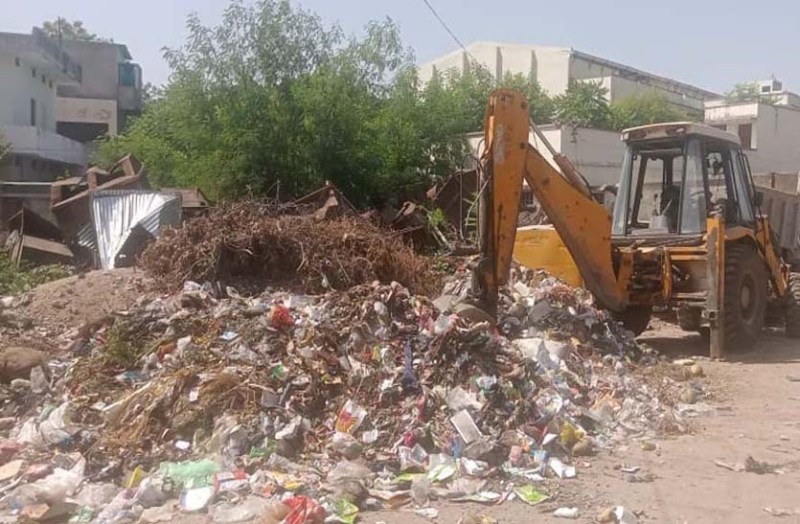 शहर का कचरा डाल रहे शहर में, कॉलोनी वासियों का जीना हुआ दुश्वार