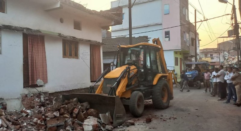 24 घंटे चला धरना, लव जिहाद के आरोपी के घर का अतिक्रमण तोड़ने के साथ खत्म