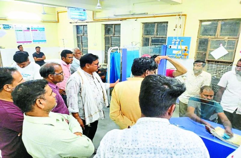 मेटाडोर ने बाइक को मारी टक्कर, 2 मासूम समेत 4 गंभीर घायल