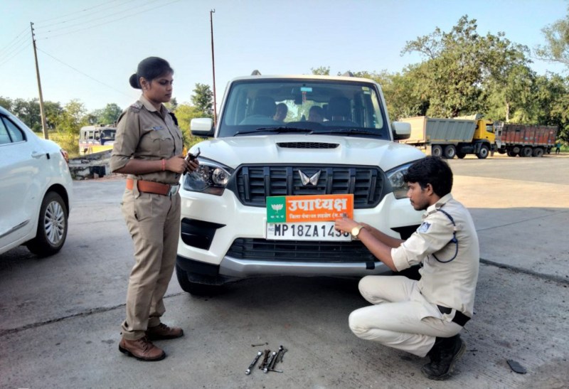 आचार संहिता लगने के बाद सख्त हुई पुलिस, जनप्रतिनिधियों के वाहन से हटाए हूटर व नेमप्लेट