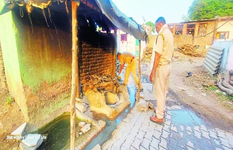 joint team action : जमीन में दबी मिली भट्टियां और वॉश से भरे कैन