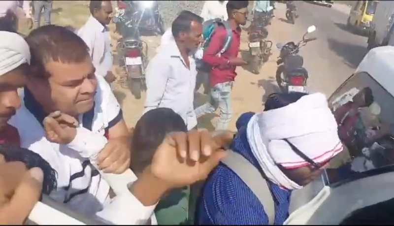 लोडिंग वाहन की टक्कर से चाचा- भतीजे की मौत, बालक घायल