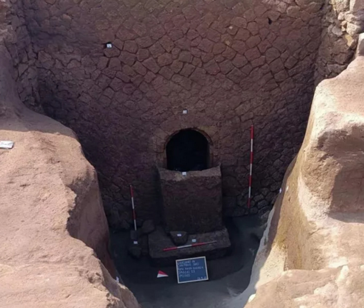 2_thousand_years_old_tomb_in_italy.jpg