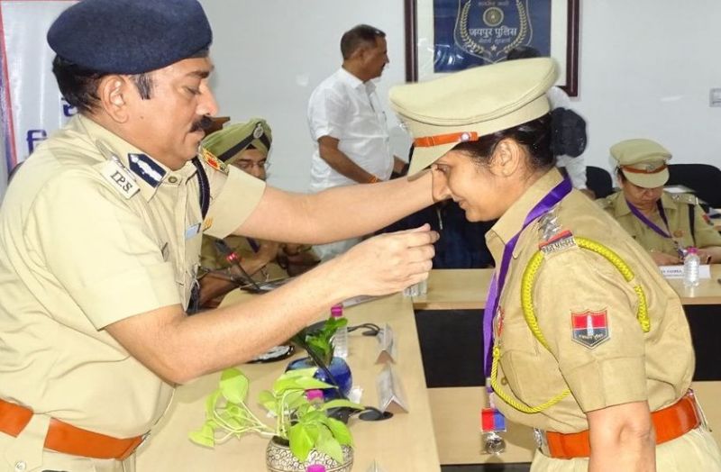 पुलिस निरीक्षक मनेष गिल को उत्कृष्ट सेवा पदक