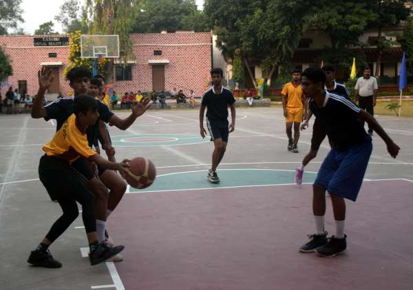 स्कूली छात्रो ने दिखाया दम   