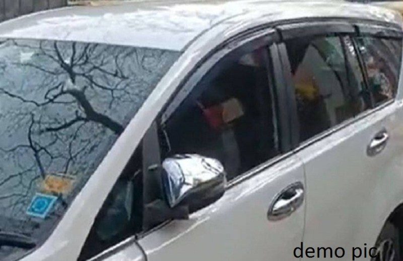 इनोवा से 9 लाख रूपये बरामद