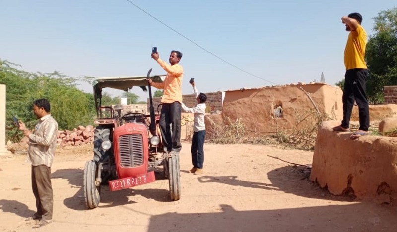 नहीं है किसी भी कंपनी का मोबाइल नेटवर्क, इंटरनेट दूर नहीं हो पाती बात