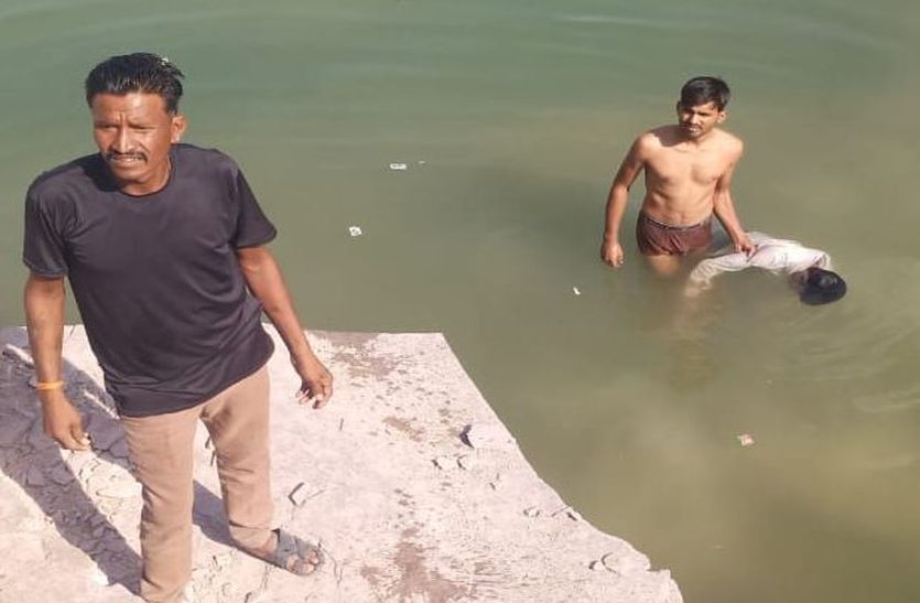 बरसाती पानी से भरी खान में युवक डूबा