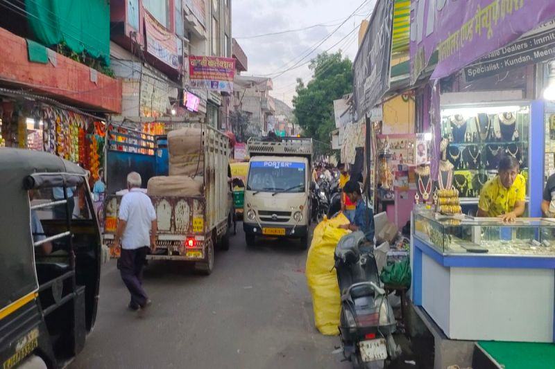 चूड़ियां व कॉस्मेटिक आइटम की इस मंडी में देशभर से आते हैं खरीदार, रोजाना होता 8 करोड़ का कारोबार