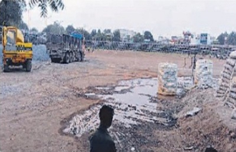 शहर का एकमात्र हाईस्कूल मैदान ठेका एजेंसी के गोदाम में तब्दील