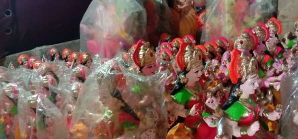देवी प्रतिमाएं तैयार करने में जुटे कारीगर
