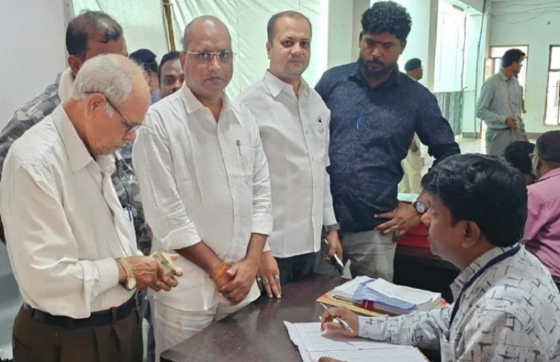 CG Assembly Election 2023 : जगदलपुर और चित्रकोट विधान सभा के लिए पहले दिन खरीदे 6 पर्चा पत्र