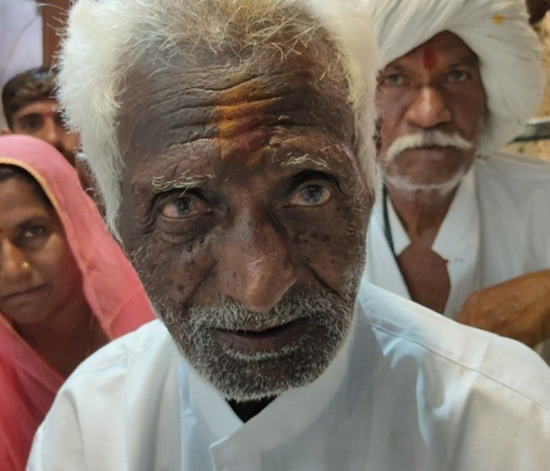 90 साल के भेरूलाल 58वीं बार 500 किमी पैदल यात्रा कर पहुंचे रामदेवरा