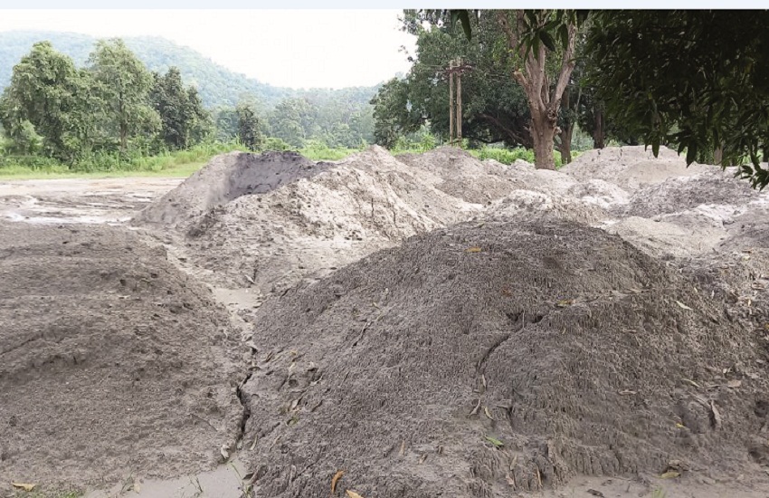 Even after fine, illegal dumping of fly ash in district Raigarh News