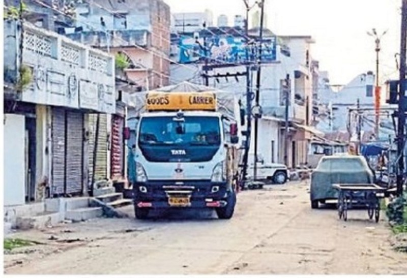 वार्ड की अंदरूनी सड़कों का वाहन स्टैंड के रूप में किया जा रहा उपयोग