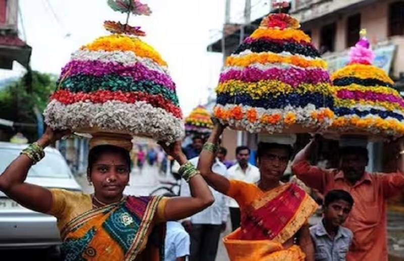 Durga puja 2023 : नवरात्रि के शुरुवात के साथ बतकम्मा के रूप महागौरी की पूजा