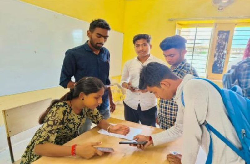 assembly election: युवा और प्रवासी वोटर्स पर फोकस, मोबाइल बना हथियार