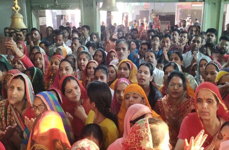 शक्ति पीठों में बही भक्ति की बयार, मंदिरों में माता के दर्शनों के लिए उमड़ी भीड़