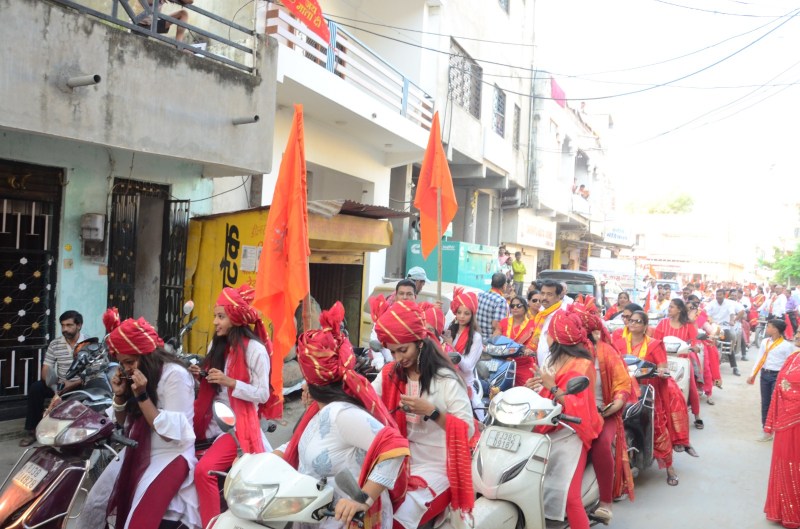 युवतियों व महिलाओं ने निकाली बाइक रैली, लोगों ने पुष्प वर्षा से किया स्वागत