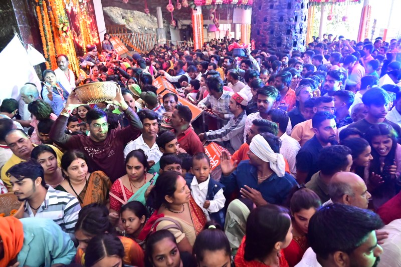 नवरात्र: कोई घुटनों के बल तो कोई दंडवत होकर पहुंचा माता टेकरी