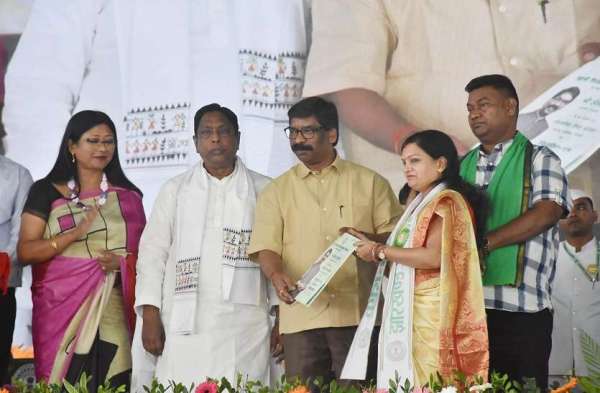 मुख्यमंत्री ने कहा कि एक लंबे संघर्ष के बाद हमें अलग झारखंड राज्य मिला। लेकिन हमारे पूर्वजों ने राज्य के सर्वांगीण विकास का जो सपना देखा था, वह पिछले दो दशकों में पूरा नहीं हो सका। तमाम संसाधनों के बाद भी झारखंड की गिनती पिछड़े राज्यों में होती रही । लोगों की उम्मीदें लगातार टूटती रहीं। लेकिन, हमारी सरकार पिछले 4 वर्षों से जिस तरह कार्य करती आ रही है, उससे विकास को एक नया आयाम मिल रहा है। इस मौके पर मंत्री आलमगीर आलम और सत्यानंद भोक्ता, राज्यसभा सांसद डॉ महुआ माजी, मुख्यमंत्री के सचिव विनय कुमार चौबे, स्कूली शिक्षा एवं साक्षरता विभाग के सचिव के रवि कुमार, प्राथमिक शिक्षा निदेशक नेहा अरोड़ा, एसपीडी निदेशक किरण पासी और माध्यमिक शिक्षा निदेशक सुनील कुमार समेत जिला प्रशासन के कई अधिकारी मौजूद रहे।