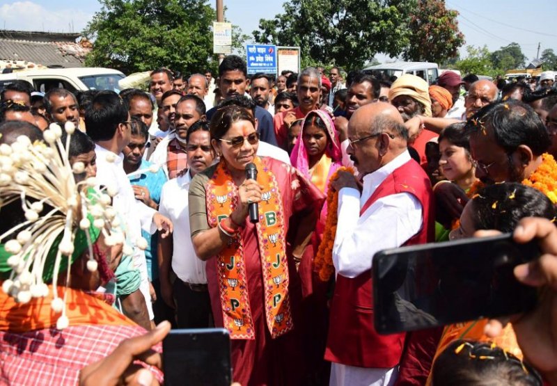 बिना अनुमति भाजपा प्रत्याशी रेणुका सिंह ने निकाली रैली, निर्वाचन अधिकारी ने थमाया नोटिस, 3 दिन में मांगा जवाब