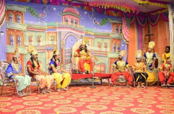 गरबा व रामलीला में उमड़े रहे लोग