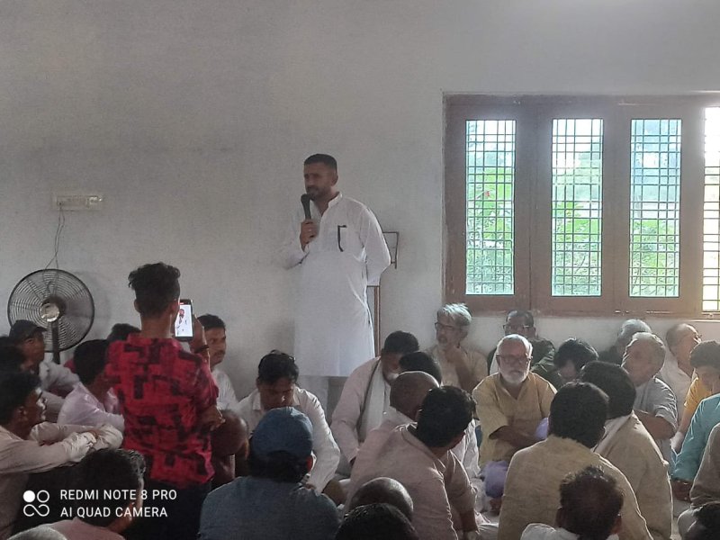 राजनगर में बैठक के दौरान चर्चा करते शिद्धार्थ शंकर बुंदेला