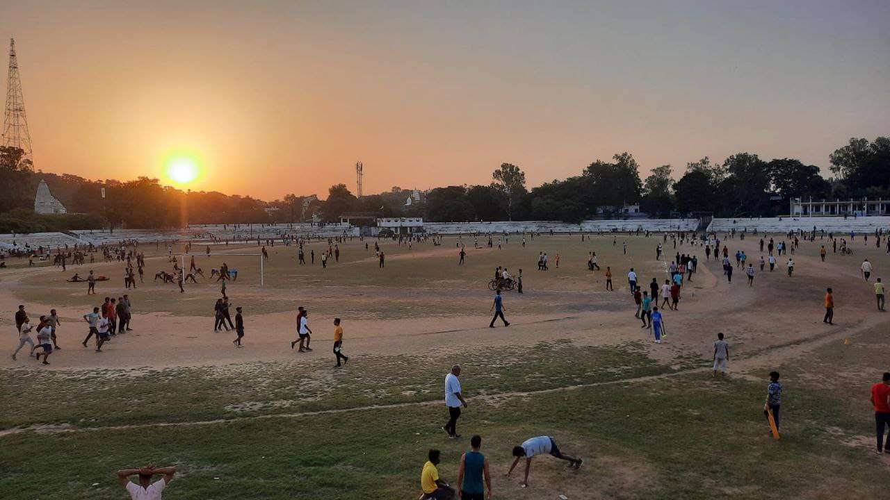 स्टेडियम में खेलते शहर के खिलाड़ी