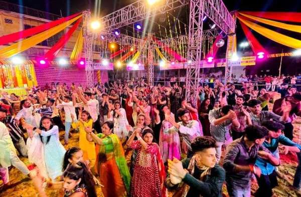 गरबा व रामलीला में उमड़े रहे लोग