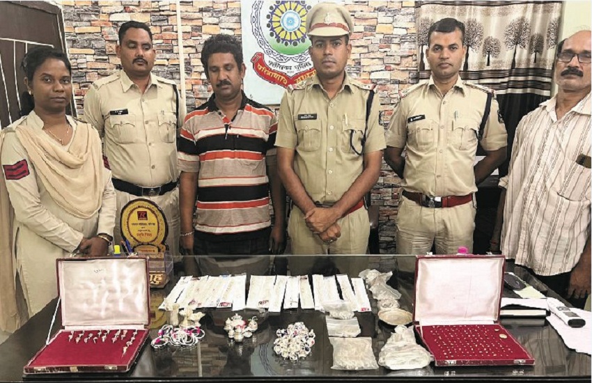 Gold silver jewellery worth Rs 14 lakh seized during police checking