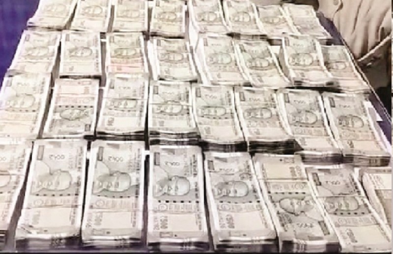 तीन कार से पुलिस ने जब्त किया 15 लाख 64 हजार नगद