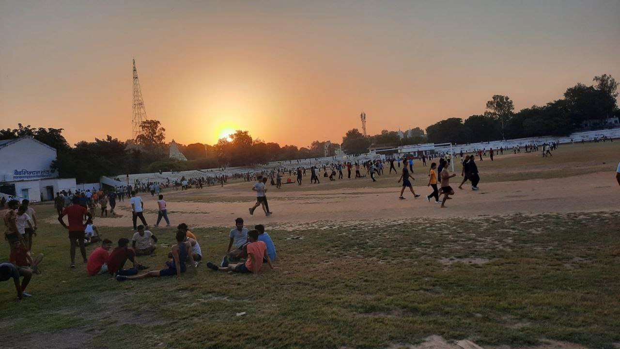 स्टेडियम में खेलते शहर के खिलाड़ी