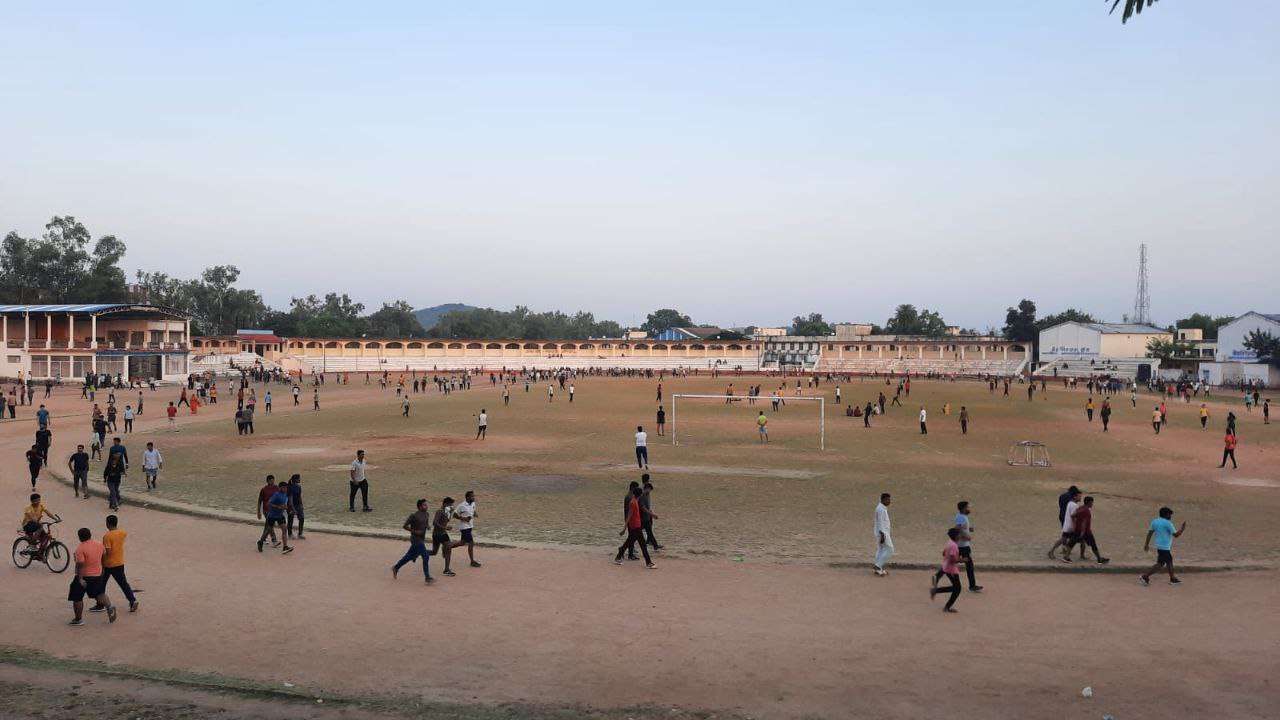 स्टेडियम में खेलते शहर के खिलाड़ी व युवा