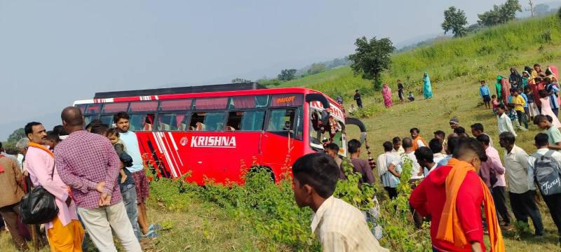 Heavy collision between bus and bike, brother and sister seriously injured, referred to Jabalpur