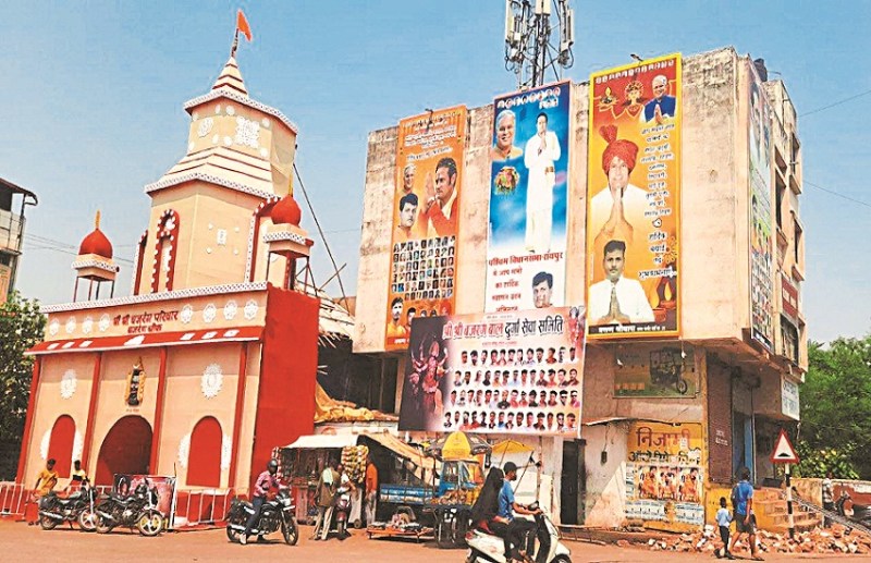 Photos of politicians on illegal hoardings Raipur News