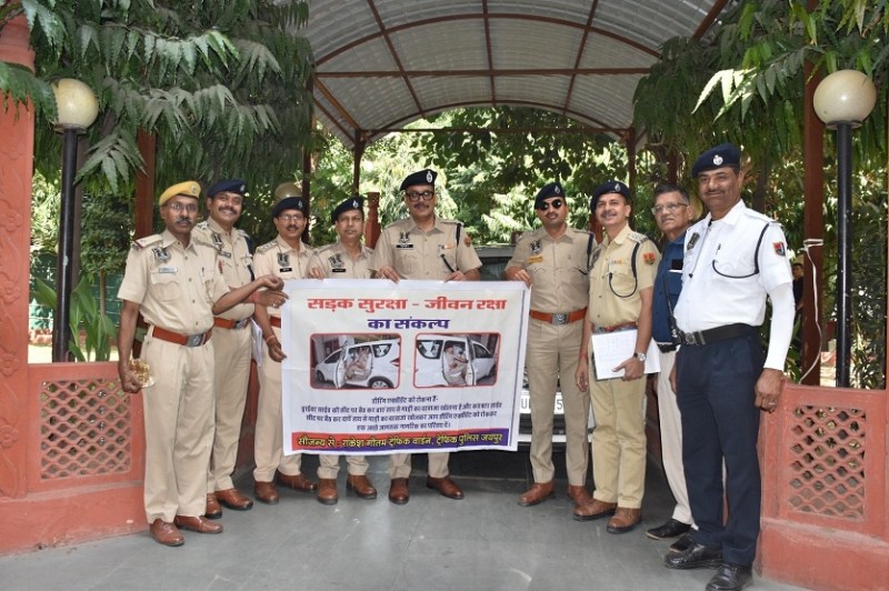 डीसीपी ट्रैफिक ने किया सड़क सुरक्षा जीवन रक्षा का संकल्प पोस्टर विमोचन