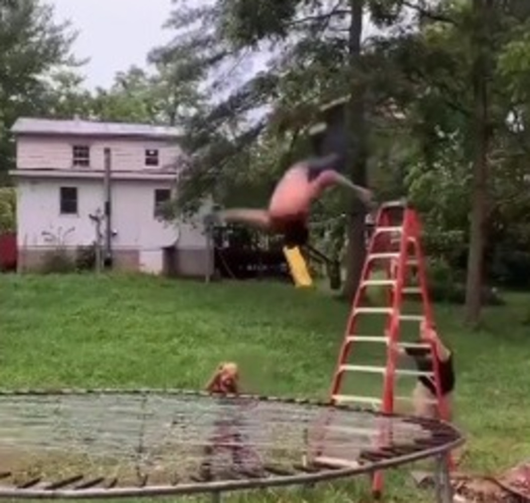 कंटीले तारों पर फ्रंट फ्लिप करना पड़ा शख्स को भारी, हुआ लहूलुहान, देखें वीडियो Doing flip on