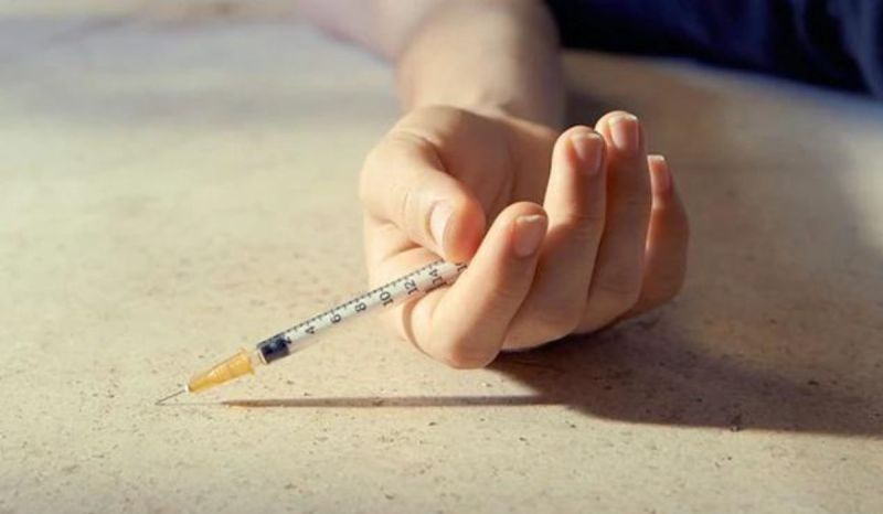 Fiance commits suicide by coming live injects himself with poison after calling his girlfriend unfaithful