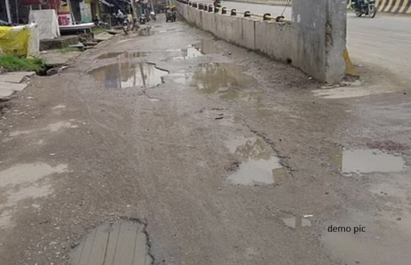 बाइपास मरम्मत अधूरा: फ्लाईओवर के नीचे सर्विस रोड पर गड्ढे ही गड्ढे