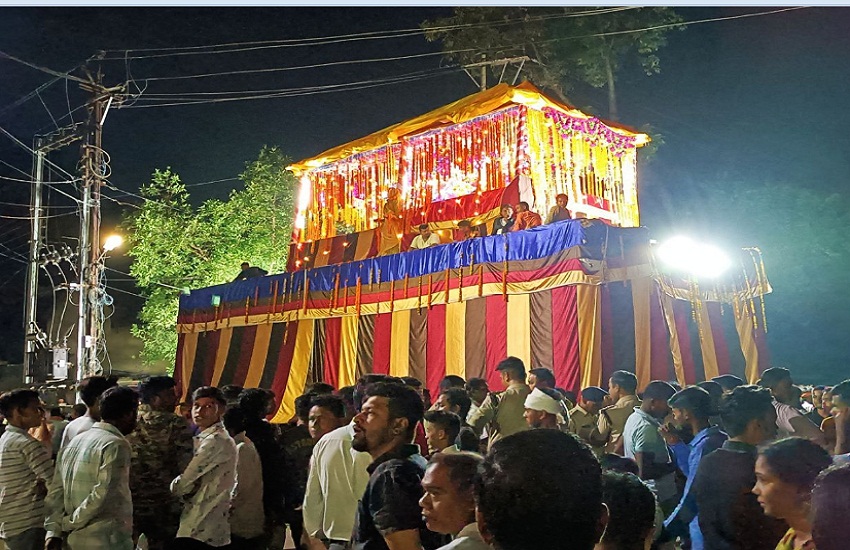 Stuck wheel of Phoolrath, removed after half an hour effort Jagdalpus