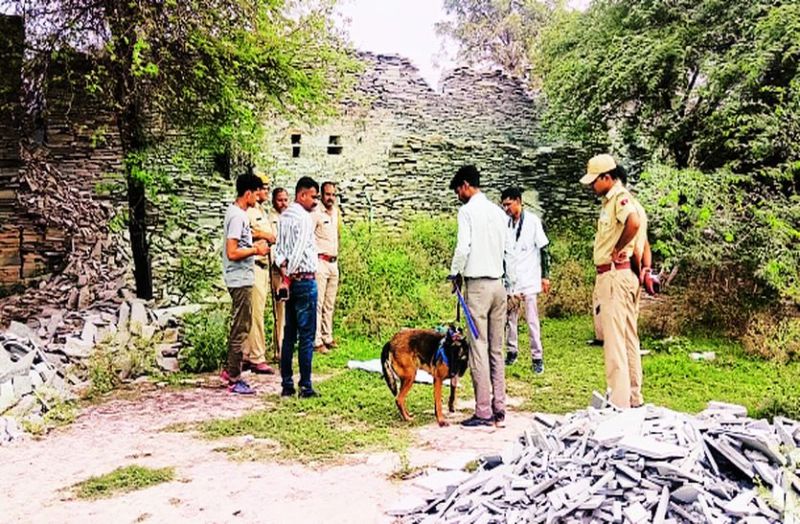 खाली मैदान में मिला महिला का शव, हत्या की जताई आशंका