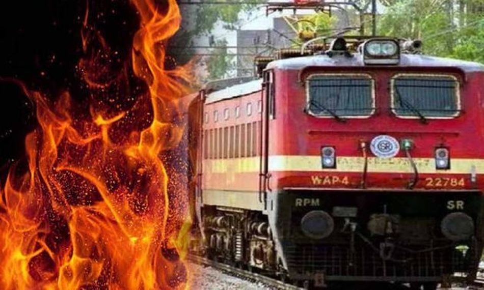 RAILWAY--पटाखे लेकर ट्रेन में हुए सवार, तो खानी पड़ सकती है जेल की हवा