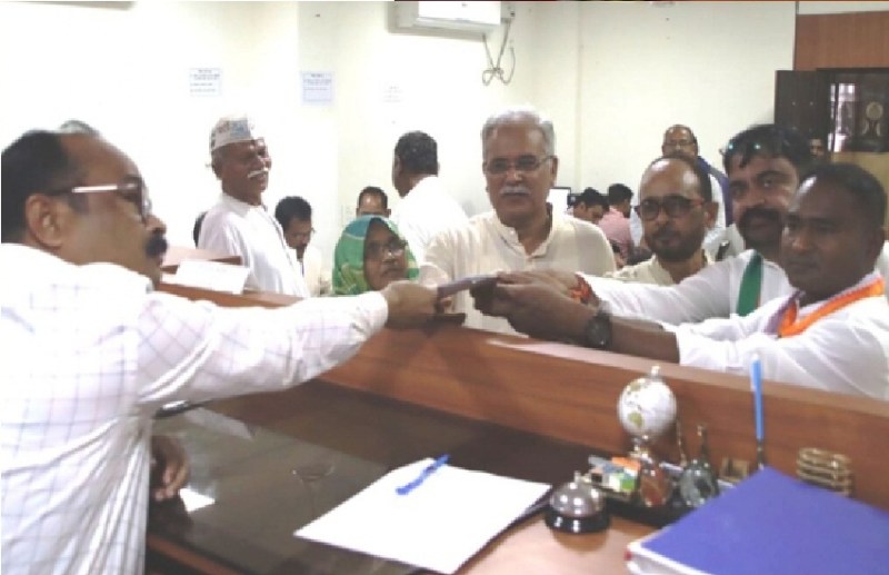 CG Election 2023 : दंतेवाड़ा में कांग्रेस प्रत्याशी के नामांकन में शामिल रहे मुख्यमंत्री बघेल