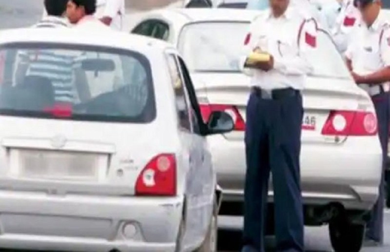 नंबर प्लेट में पदनाम लिखाकर दिखा रहे थे रौब, 16 वाहन चालकों पर हुई चालानी कार्रवाई