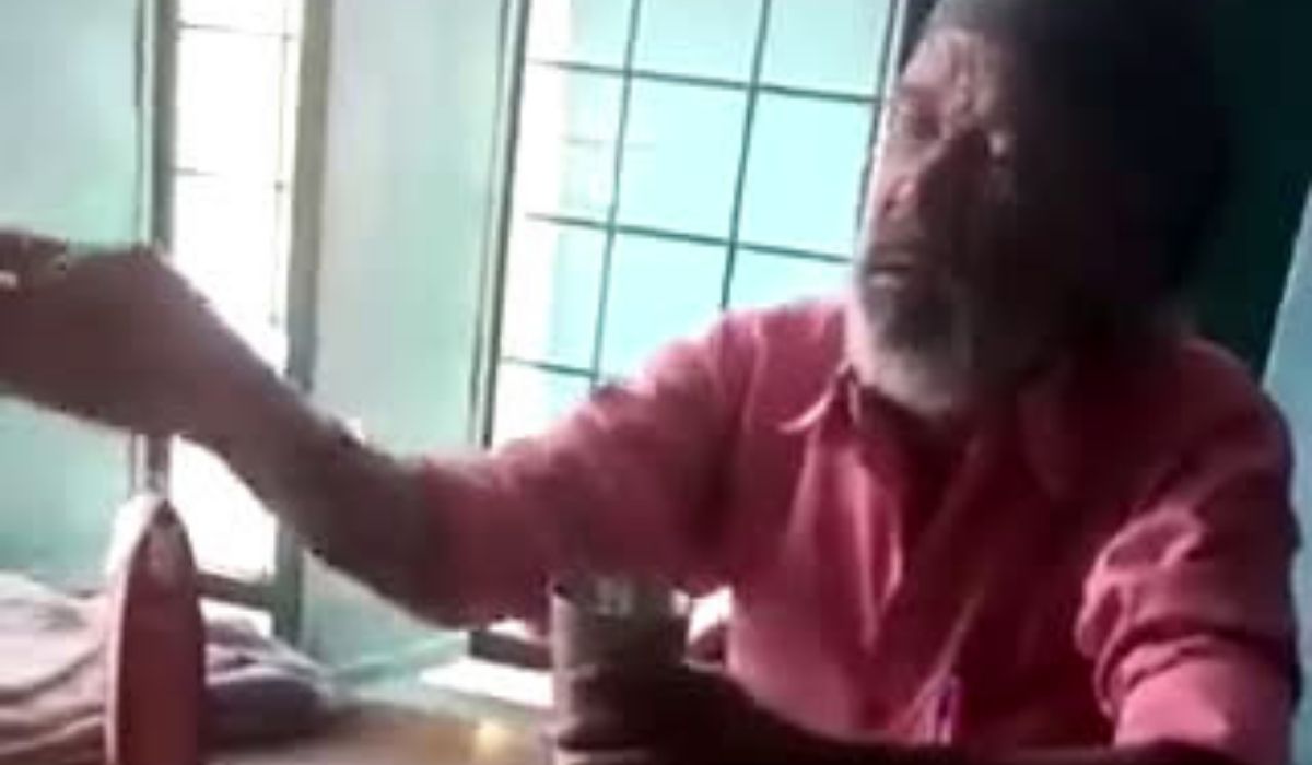 सरकारी स्कूल के क्लासरूम में शिक्षक का शराब पीते वीडियो वायरल
