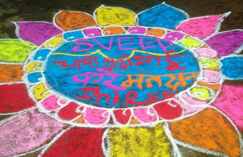 घर-घर रंगोली बनाकर मतदान के लिए किया प्रेरित